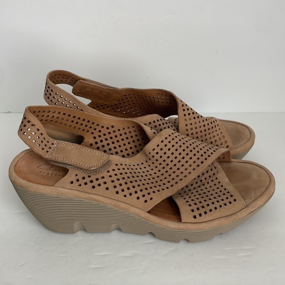 Clarks Artisan Women’s Reedly Variel Nubuck Wedge Sandals Sand 9 - Picture 3 of 6